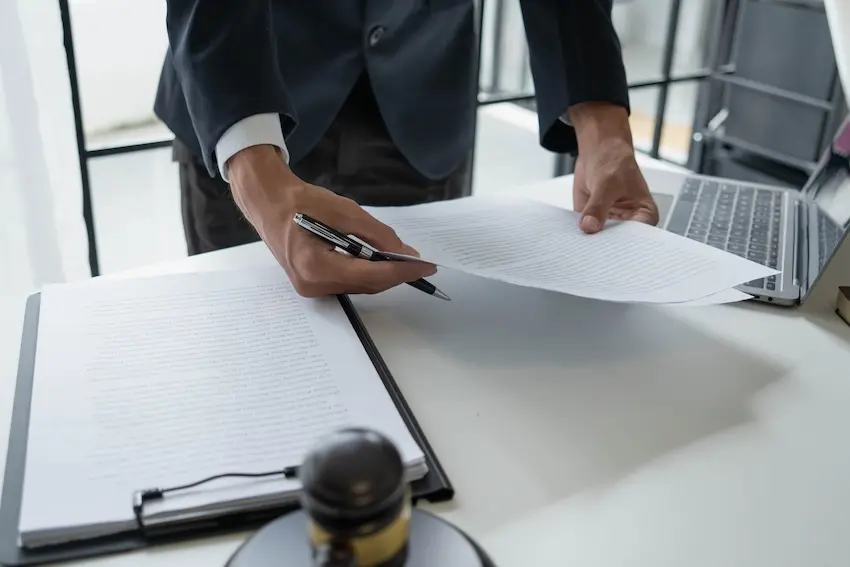 Comparison chart showing benefits of hiring local Atlanta car accident attorney versus national law firm for personal injury case