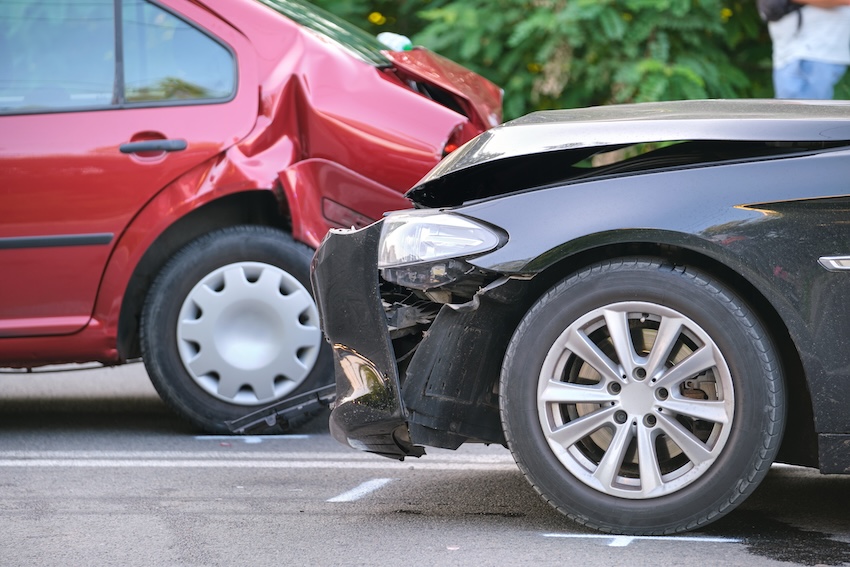 Atlanta car accident lawyer meeting with injury client during free consultation to discuss legal representation